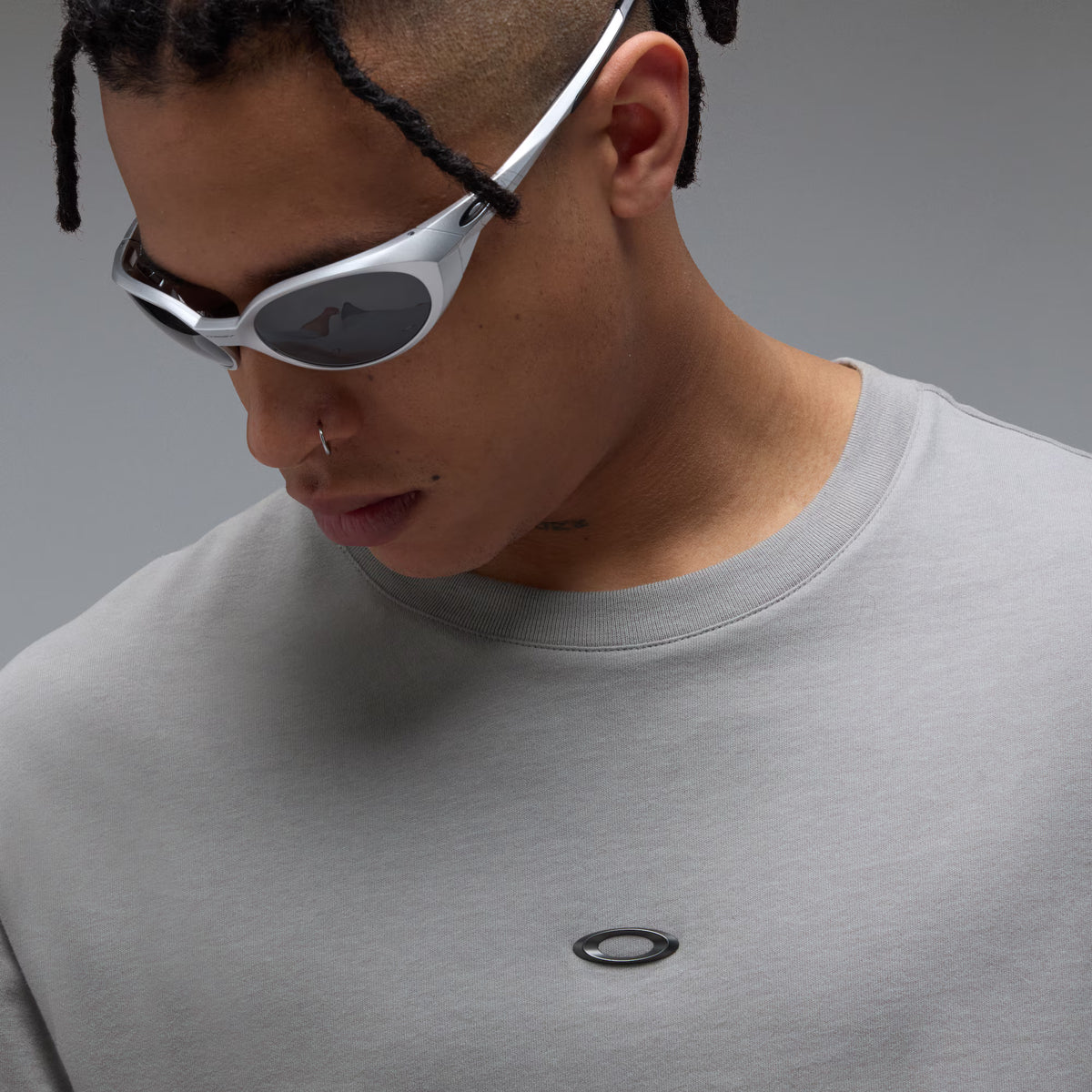 Metal Rise Tee - Cement
